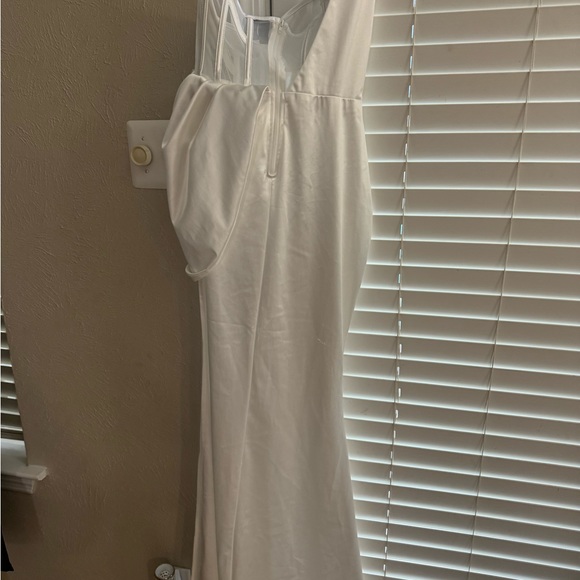 Beautiful white corset gown - Picture 5 of 10